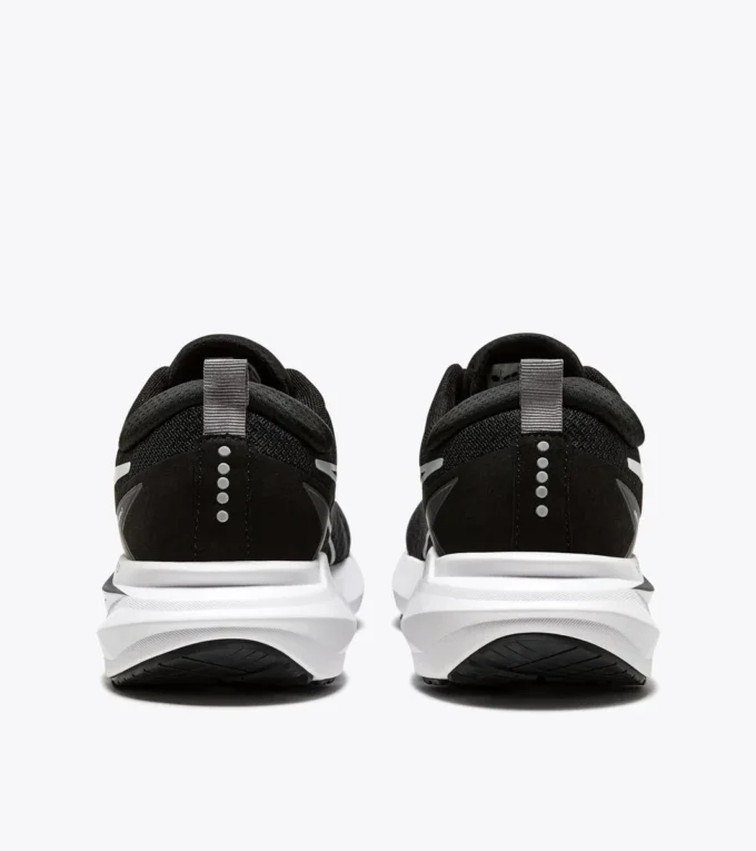 Mythos Blushield Vigore 3 Wide Laufschuh mit breiter Passform – Stabilität und Schutz Mythos Blushield Vigore 3 Wide Laufschuh mit breiter Passform – Stabilität und Schutz