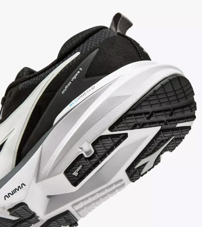 Mythos Blushield Vigore 3 Wide Laufschuh mit breiter Passform – Stabilität und Schutz Mythos Blushield Vigore 3 Wide Laufschuh mit breiter Passform – Stabilität und Schutz