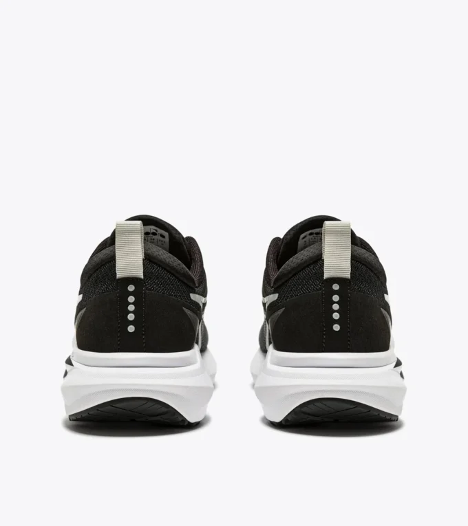 Mythos Blushield Vigore 3 Wide W Laufschuh mit breiter Passform – Stabilität und Schutz Mythos Blushield Vigore 3 Wide W Laufschuh mit breiter Passform – Stabilität und Schutz