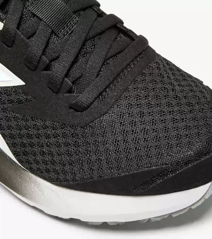 Mythos Blushield Vigore 3 Wide W Laufschuh mit breiter Passform – Stabilität und Schutz Mythos Blushield Vigore 3 Wide W Laufschuh mit breiter Passform – Stabilität und Schutz